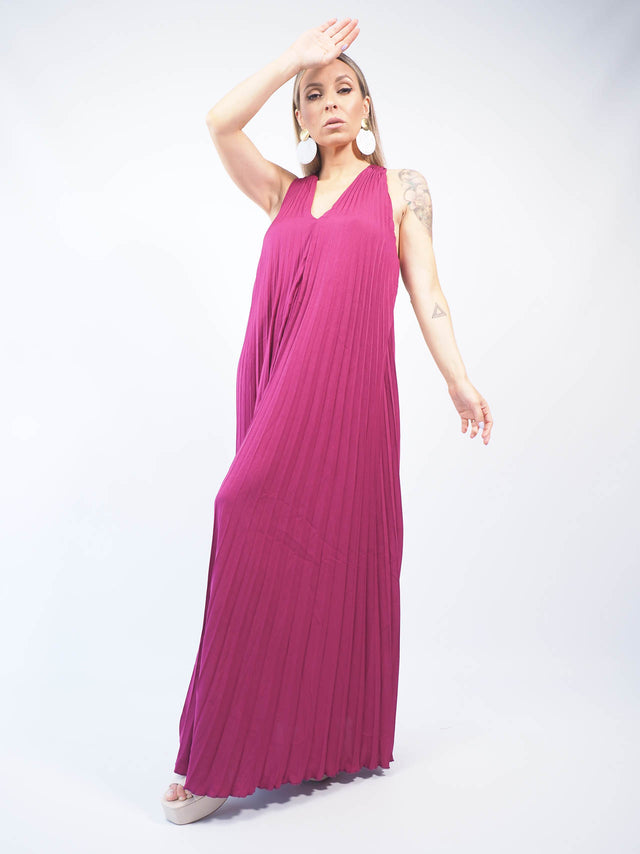 O nosso vestido comprido plissado é perfeito para as mulheres que procuram estar na moda, com elegância e praticidade.