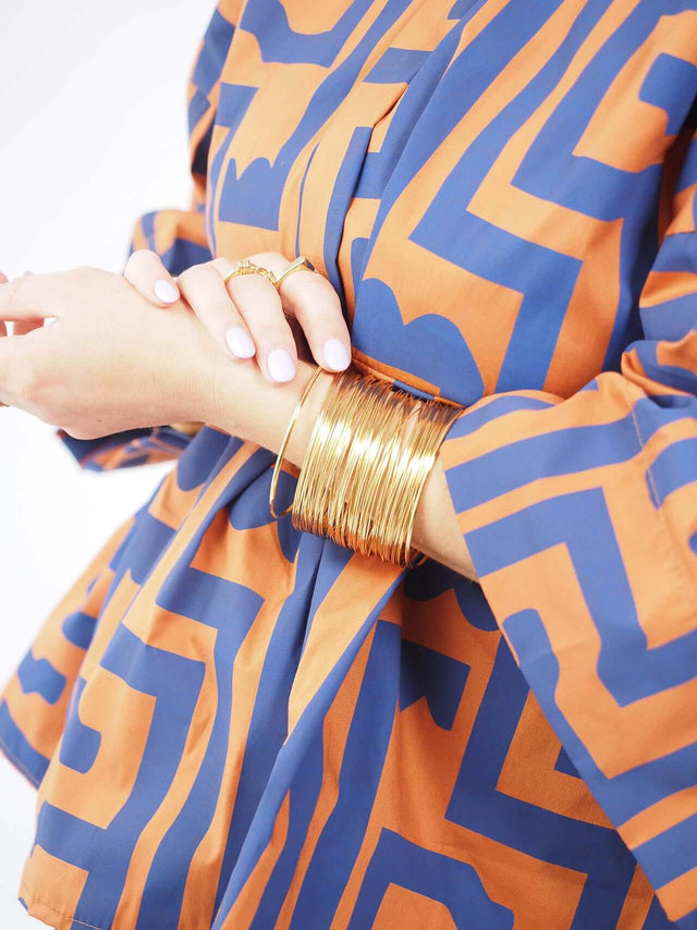 Bracelete em aço dourado.