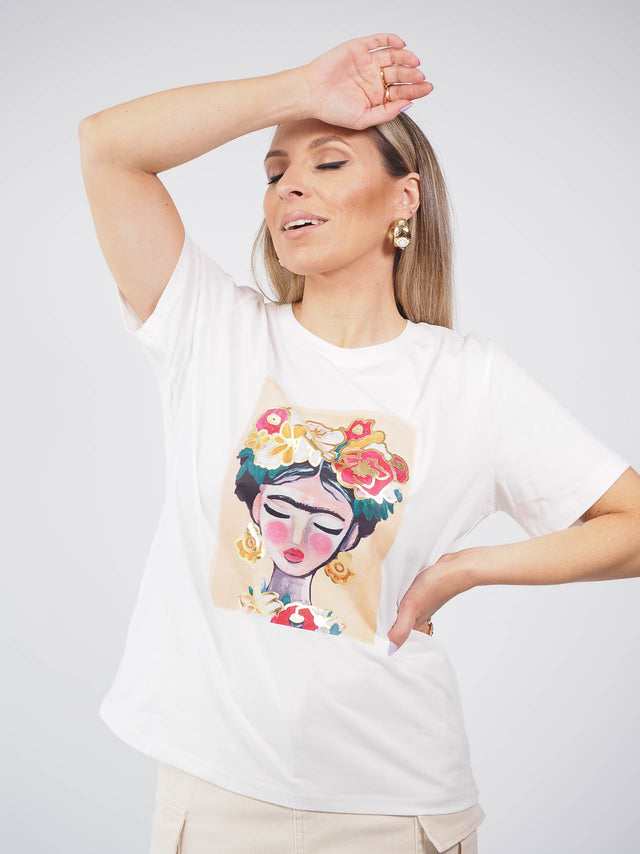 T-shirt com gola redonda e a manga curta, esta peça é ideal para dias mais quentes.