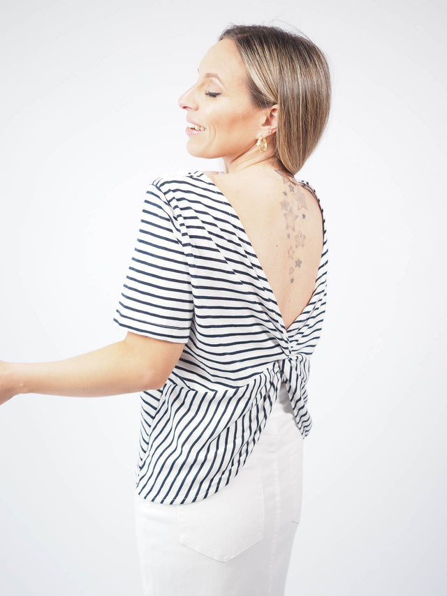 O efeito cruzado nas costas adiciona um toque extra de originalidade ao seu visual.