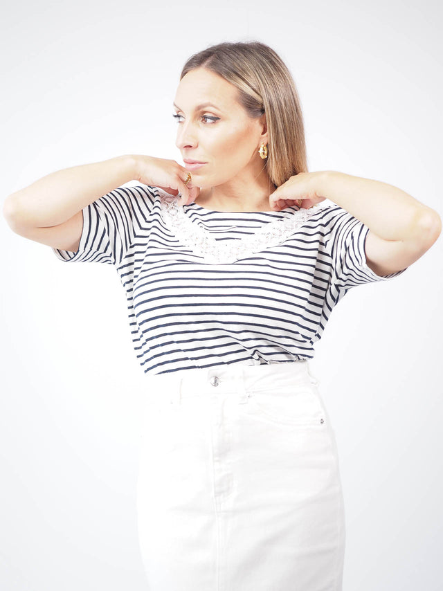 Com um design único, esta t-shirt apresenta um bordado elegante à frente que adiciona um toque especial ao teu look.