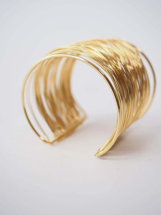 Bracelete larga composta por vários aros que lhe dão um toque de elegância.