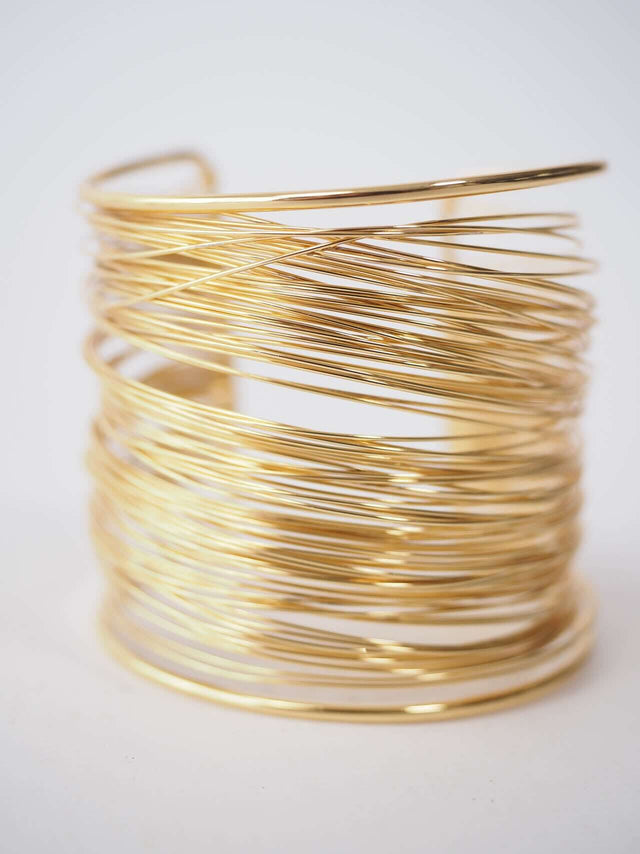 Bracelete em aço dourado.