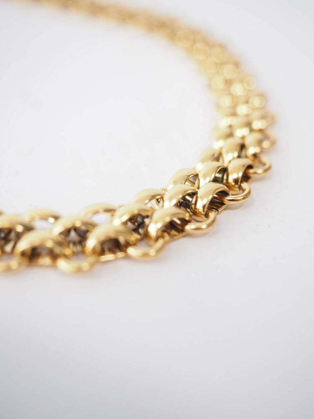 Um colar incrível! Ele é super feminino, perfeito para mulheres que adoram acessórios modernos.