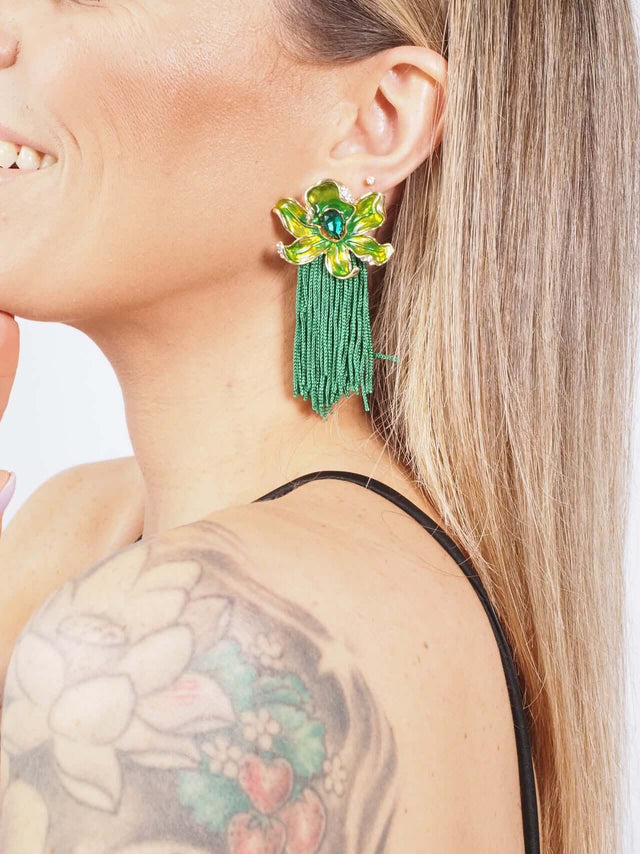 Se estás à procura de um acessório de moda único e exclusivo, estes brincos verdes são a escolha perfeita.