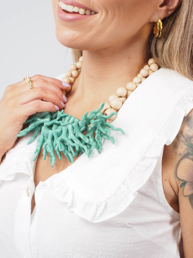 Colar em resina com bolas no fio.