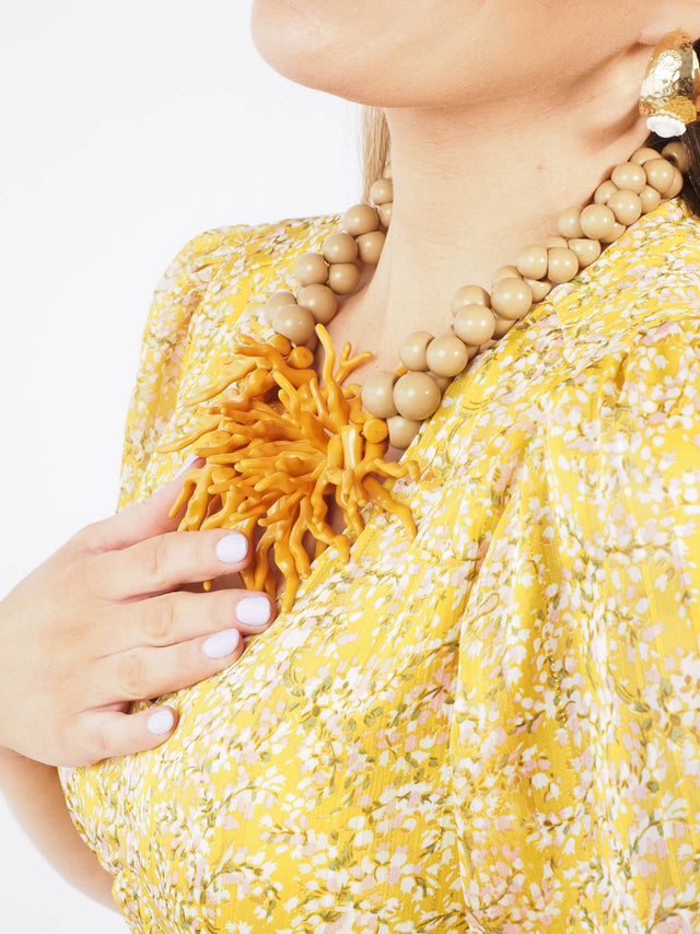 Colar em resina com bolas no fio.