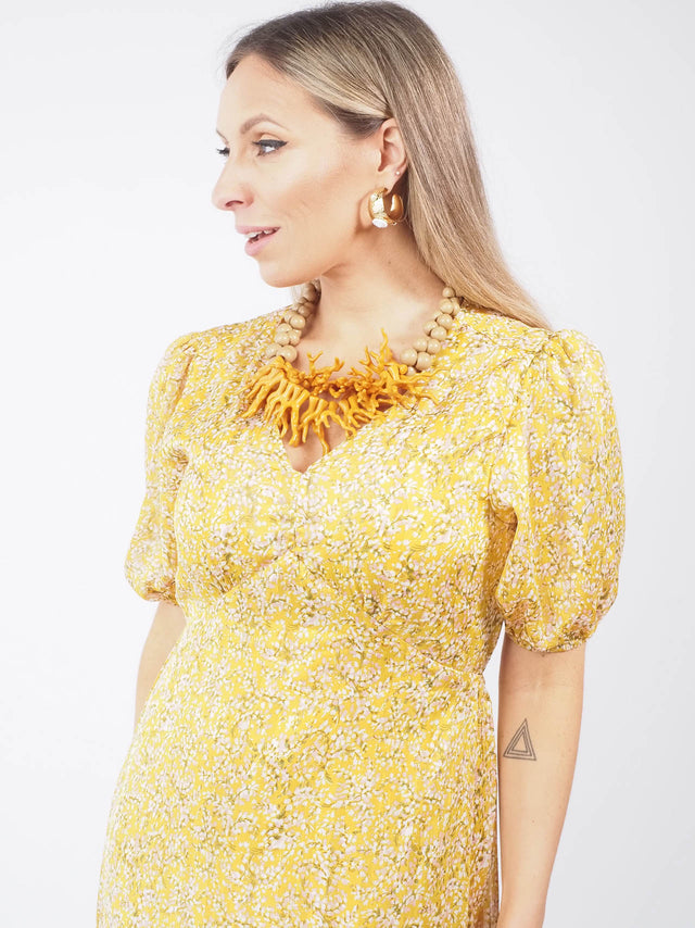 Este colar é perfeito para as mulheres que procuram um acessório diferenciado.