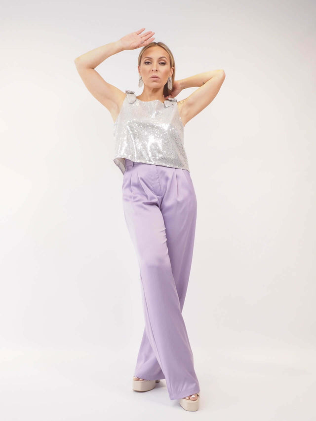Calças pantalonas em cetim de cor lilás com bolsos, cinta alta de feixo lateral invisivel.
