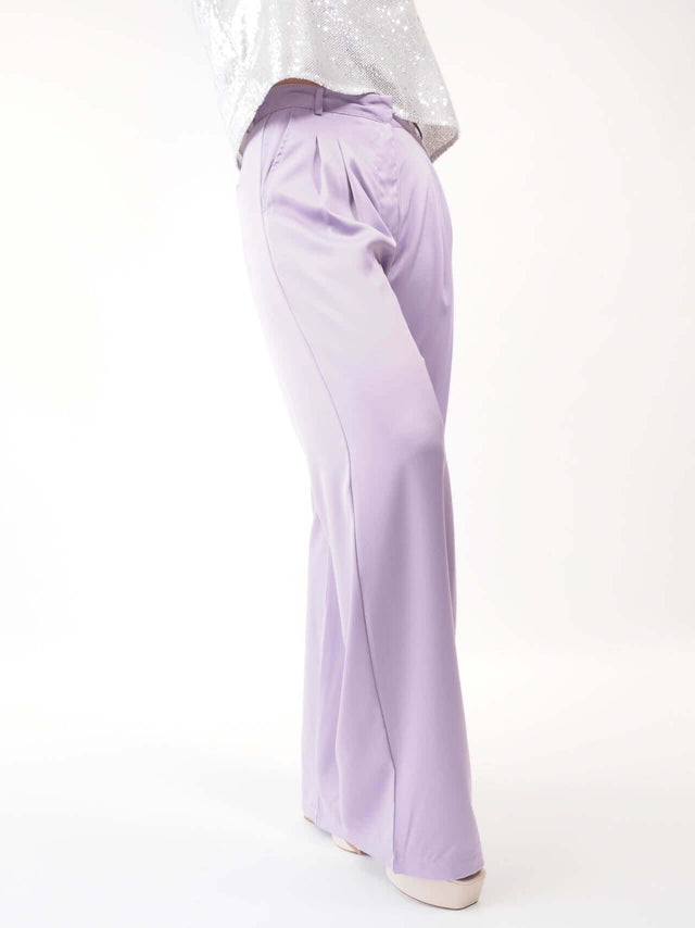 Calças pantalonas em cetim de cinta alta, corte clássico elegante de perna larga com bolsos.