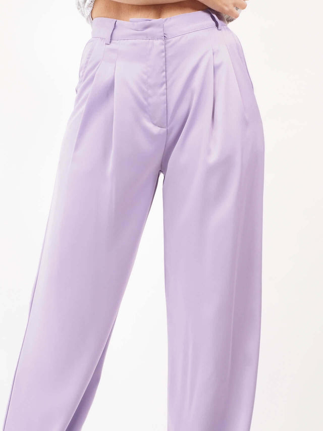Cox de calça alto, fecho invisivel, cor lilás e acetinadas, clássicas e elegantes.