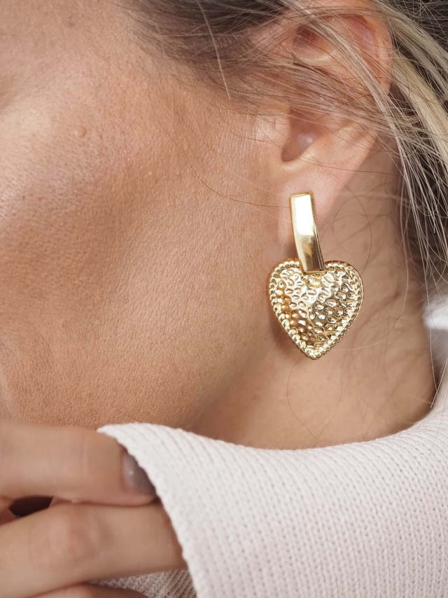 Acessórios: Brincos Femininos com Pendente Coração - Black Peach® Color: prateado, dourado Size: TU | Outono / Inverno 2022