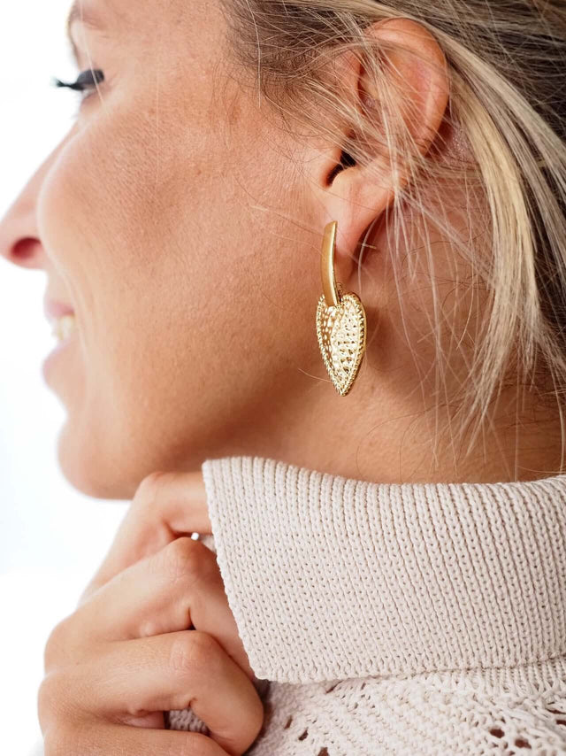 Acessórios: Brincos Femininos com Pendente Coração - Black Peach® Color: dourado Size: TU | Outono / Inverno 2022