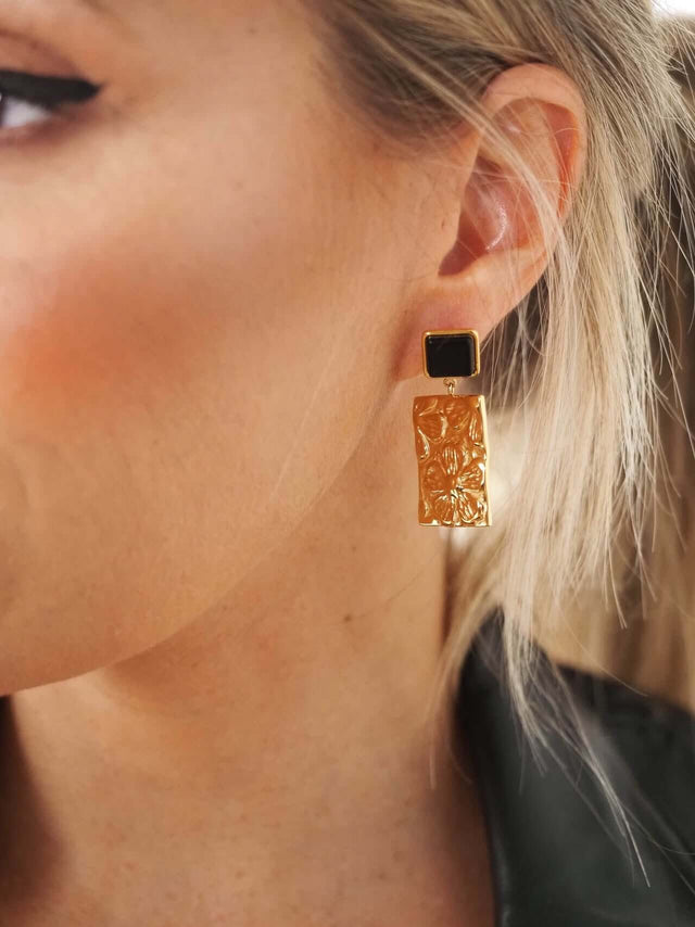 Acessórios: Brincos Madre Pérola com Medalha Retangular - Black Peach® Color: dourado Size: TU | Outono / Inverno 2022