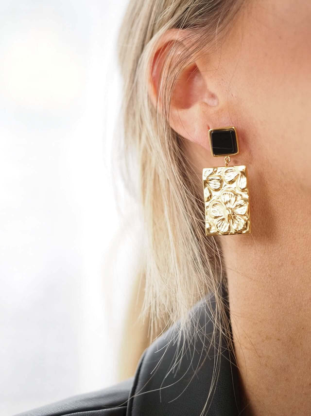 Acessórios: Brincos Madre Pérola com Medalha Retangular - Black Peach® Color: dourado Size: TU | Outono / Inverno 2022