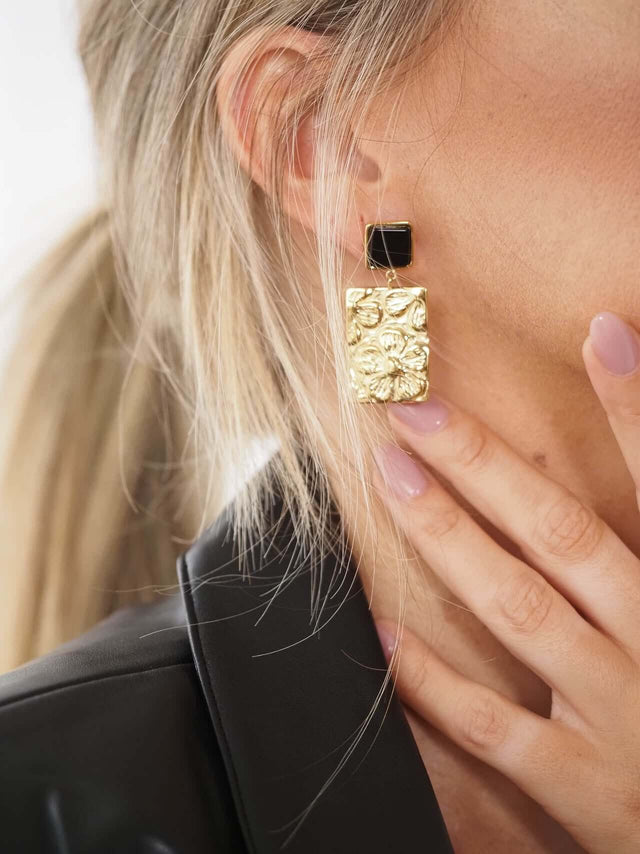 Acessórios: Brincos Madre Pérola com Medalha Retangular - Black Peach® Color: dourado Size: TU | Outono / Inverno 2022